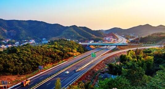 湖南高速公路集團(tuán)馬捷、何海鷹、秦朝陽(yáng)、王輝揚(yáng)、羅衛(wèi)華、汪小平、鄧曉靜、吳皓、譚紹富、周棟梁、鐘放平、邱少進(jìn)、肖玉輝領(lǐng)導(dǎo)班子
